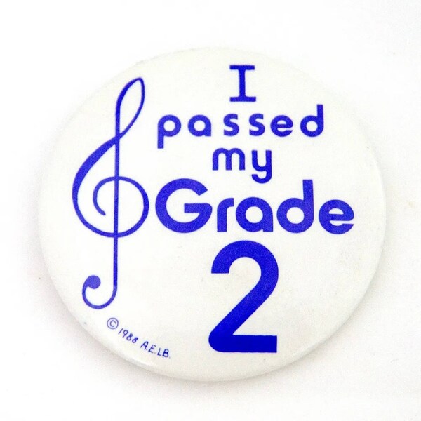 I Passed My Grade 2 Badge 55mm Ø - White Circular Badge with Blue and Red Printing