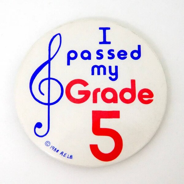 I Passed My Grade 5 Badge 55mm Ø - White Circular with Blue and Red Printing