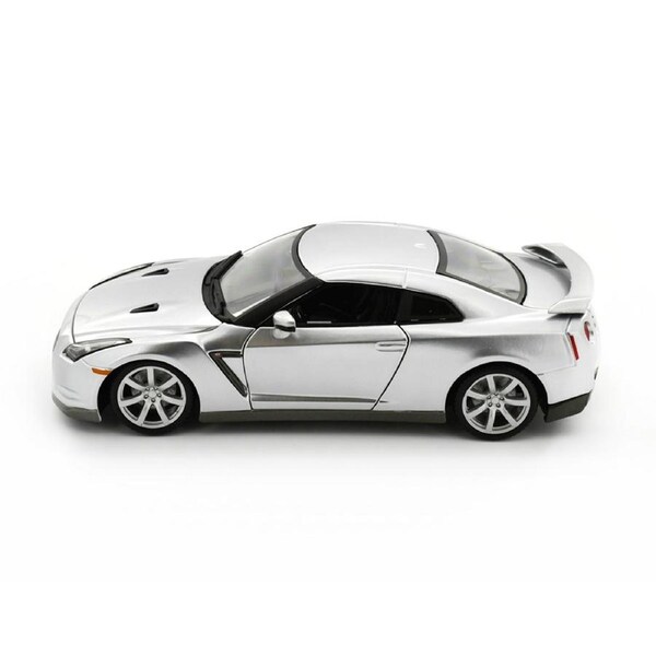 Bburago Licensed 1:18 Scale Nissan GT-R R-35 2009 Diecast Model Car Silver
