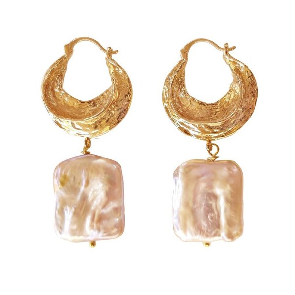 Culturesse Glory Huggie Earrings 18K Gold Plating Sequin-Toned Baroque Pearls