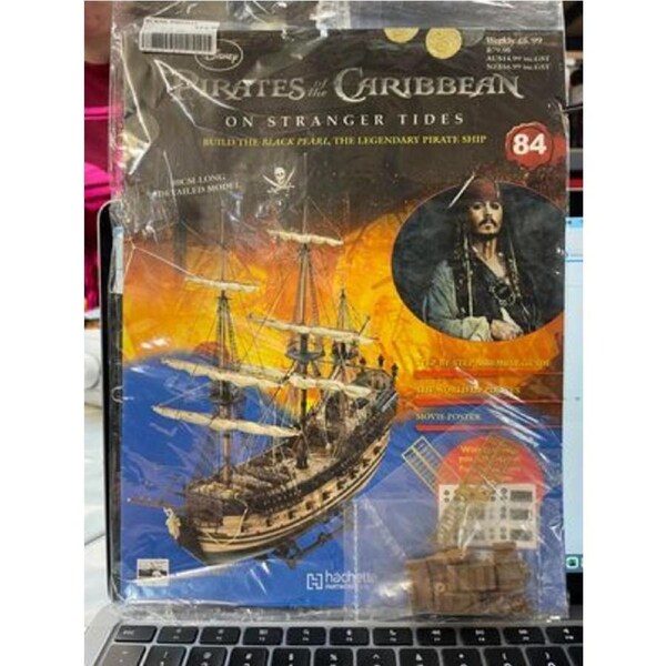 Pirates of the Caribbean - Build The Black Pearl Issue 84 part works