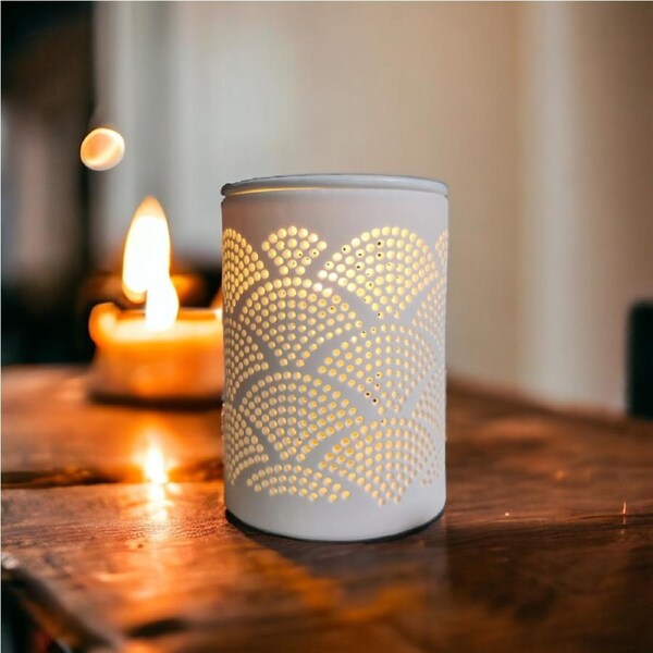 Fin White Ceramic Shell Pattern Electric Oil Burner Lamp With Wax & Globe