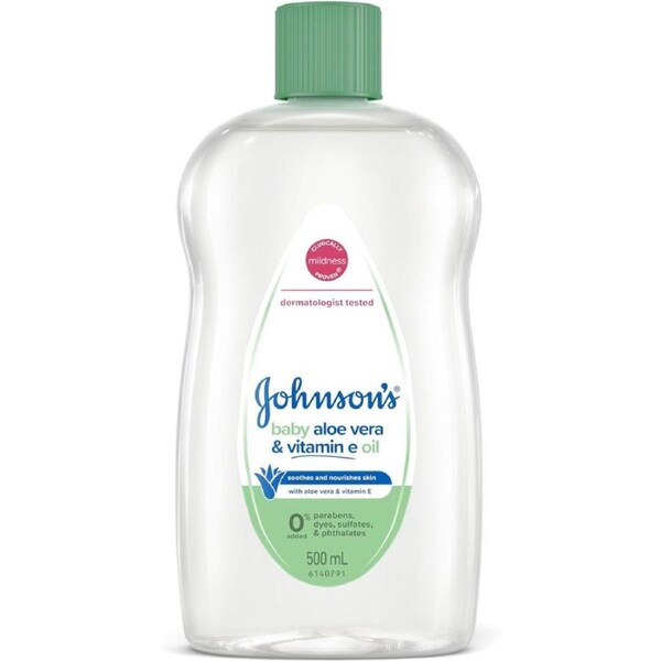 Johnson's Baby Oil 500mL - Gentle Aloe Vera & Vitamin E Formula - Dermatologist Tested - Moisturising Massage Oil for Soft Skin