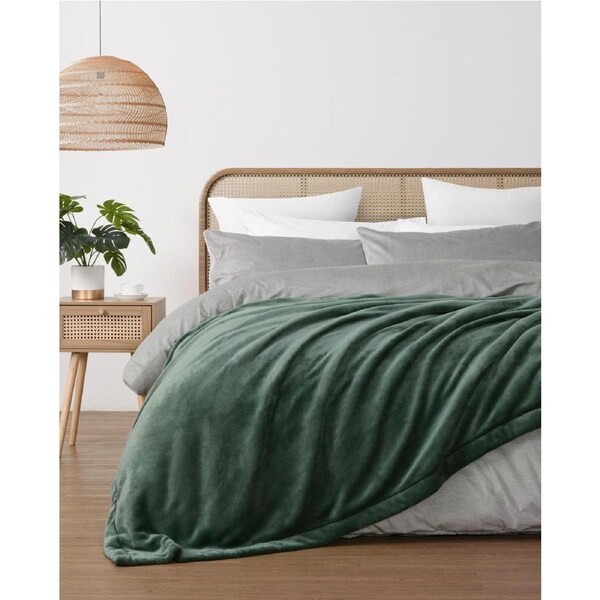 Hudson Fleece and Sherpa Reverse Blanket (Leaf) - Double/Queen