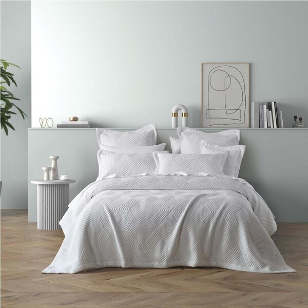 Bianca Cassiano Lightweight Polyester Jacquard White Coverlet Set Queen/King