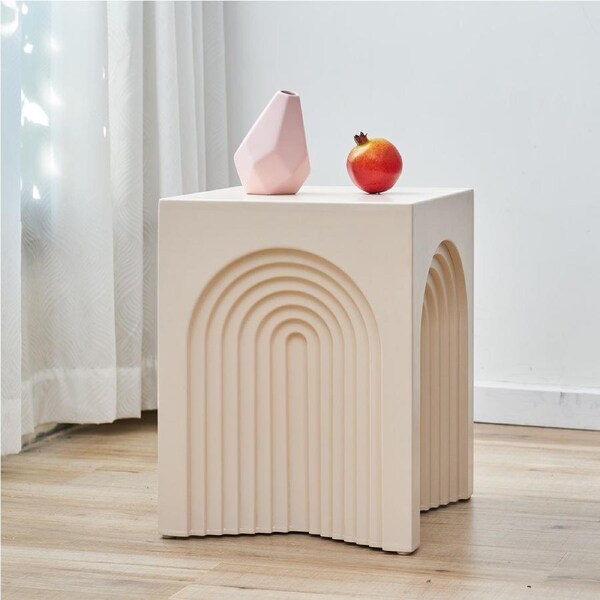 DELICATED SIDE TABLE In Cream