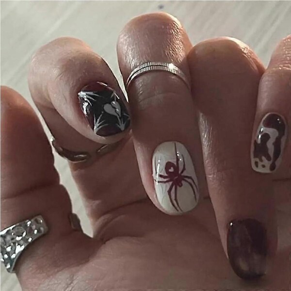 Short Oval Press On Nails Vampire Design Reusable Acrylic Fake Nails Set for Halloween 24Pcs