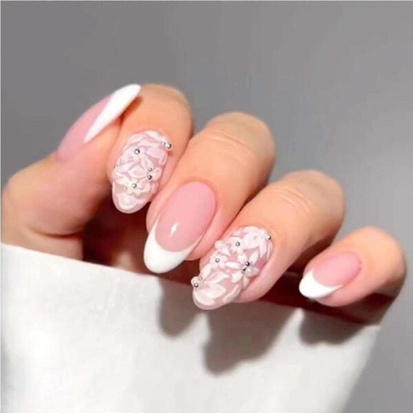 Short French Press On Nails Almond Daisy Fake Nails Nude Ready to Wear 24PCS for Women Girls