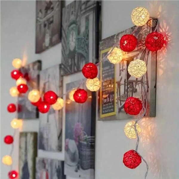 1 Set of Red and White 5cm Rattan Cane 50 Ball Battery Powered LONG 5m String Lights Christmas Gift Home Wedding Party Bedroom Decoration Table Centrepiece