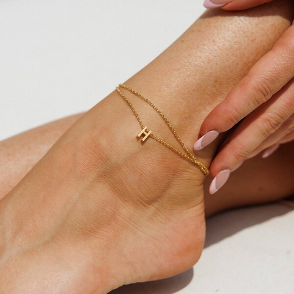 Amici by Ella - Gold Initial Anklet h